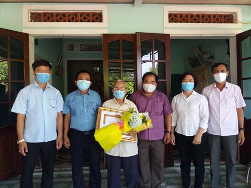 Huyện ủy Đại Lộc trao Huy hiệu Đảng đợt 19/5 tại nhà
