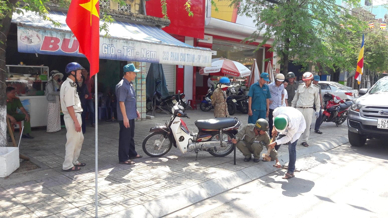 UBND phường Phước Hòa tổ chức ra quân lập lại TTĐT trên địa bàn phường.