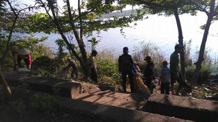 Người dân thôn Trung Thanh ra quân dọn vệ sinh bờ sông