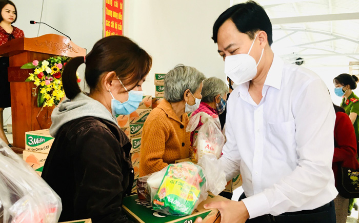 Tặng quà tết 67 gia đình khó khăn tại xã Phước Ninh