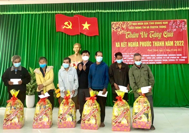 Sở TT-TT tặng quà tết cho nhân dân xã Phước Thành nhân dịp tết Nguyên đán 2022