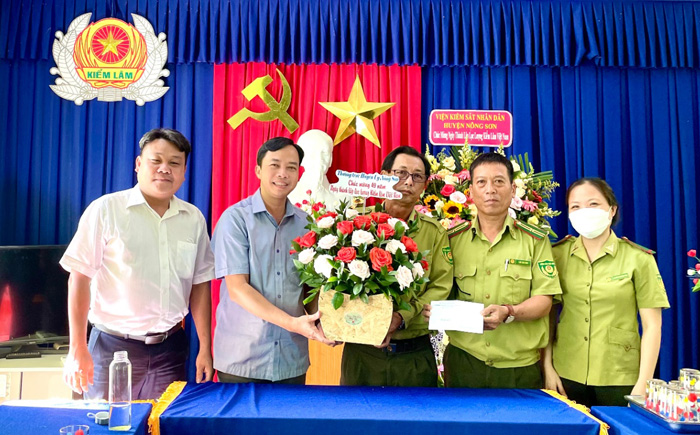Lãnh đạo huyện Nông Sơn thăm, chúc mừng Hạt Kiểm lâm huyện nhân ngày thành lập lực lượng Kiểm lâm Việt Nam