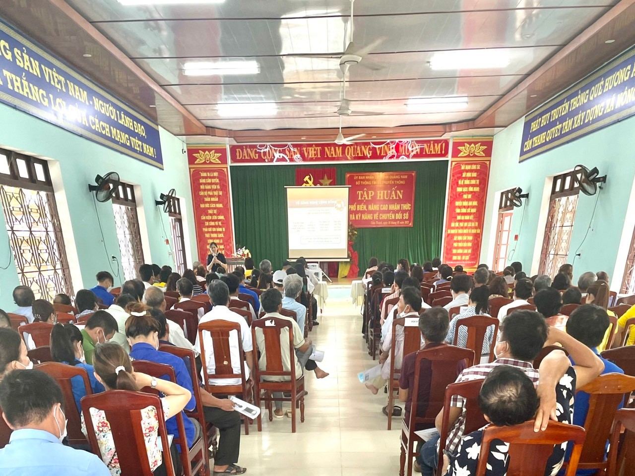 Hơn 150 người dân xã Cẩm Thanh, TP.Hội An được trang bị kỹ năng về chuyển đổi số.