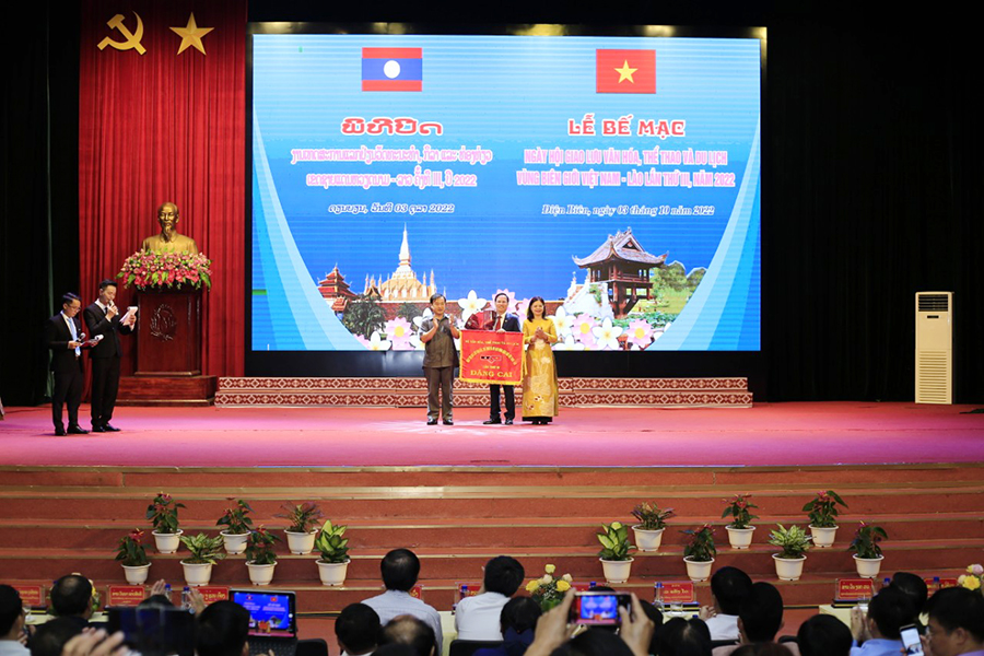 Quảng Nam nhận Cờ đăng cai tổ chức Ngày hội văn hóa, thể thao và du lịch vùng biên giới Việt Nam - Lào lần thứ IV, năm 2027
