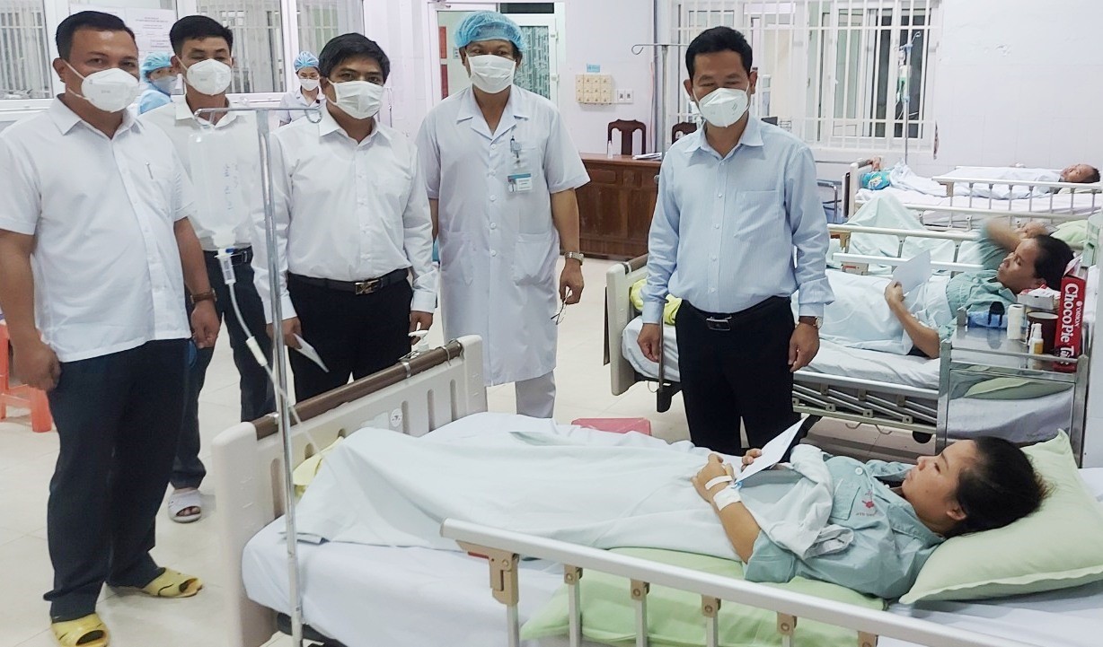 Lãnh đạo huyện Phước Sơn thăm các bệnh nhân ngộ độc Botulinum