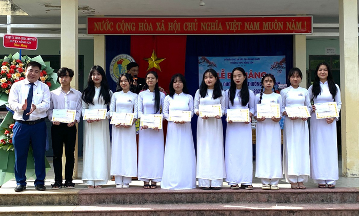 Chủ tịch UBND huyện Nguyễn Văn Hoà dự lễ bế giảng năm học 2022-2023 Trường THPT Nông Sơn