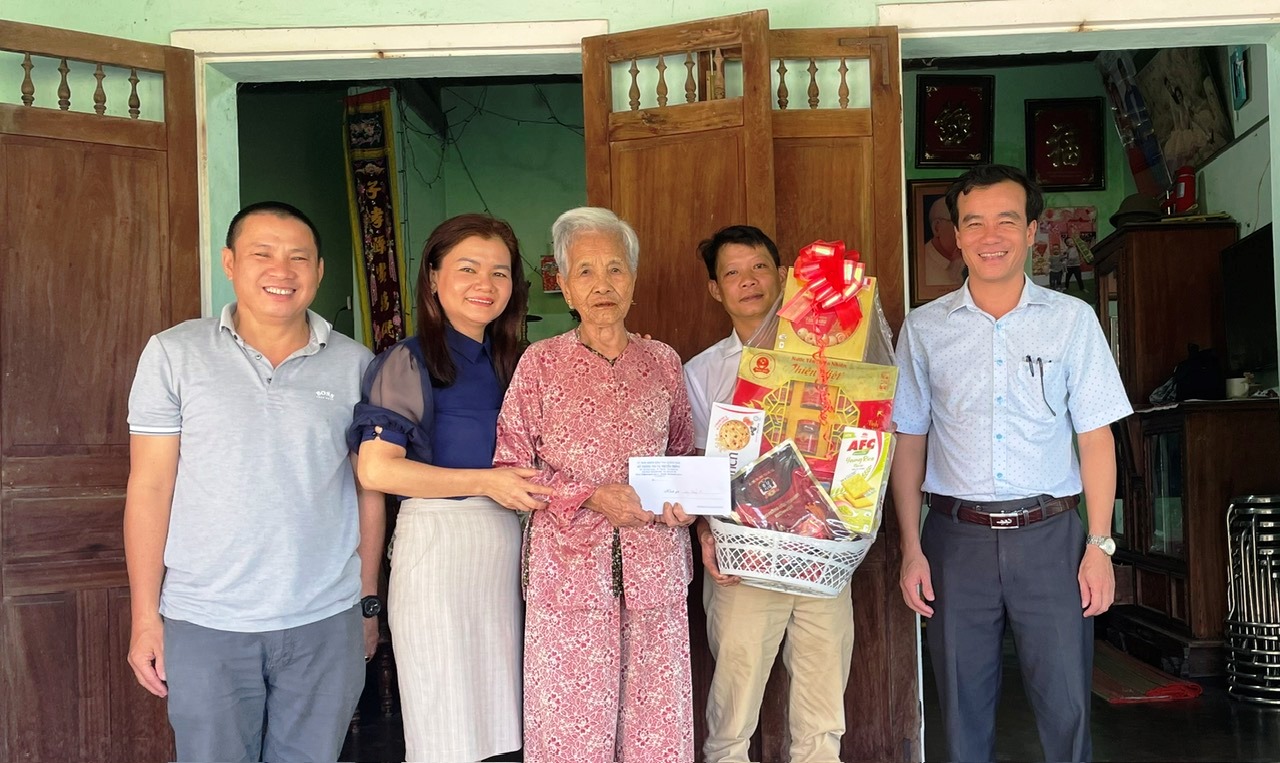 Sở Thông tin – Truyền thông thăm Mẹ VNAH Nguyễn Thị Hữu nhân kỷ niệm 76 năm ngày Thương binh - Liệt sĩ