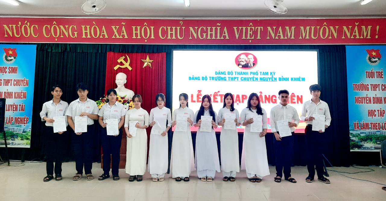 Đảng bộ trường THPT chuyên Nguyễn Bỉnh Khiêm tổ chức Lễ kết nạp 11 đảng viên là học sinh