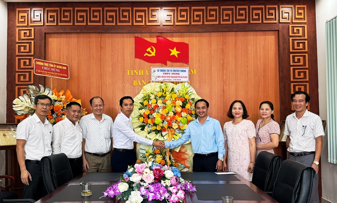 Lãnh đạo Sở TT&TT chúc mừng 94 năm ngày truyền thống ngành Tuyên giáo