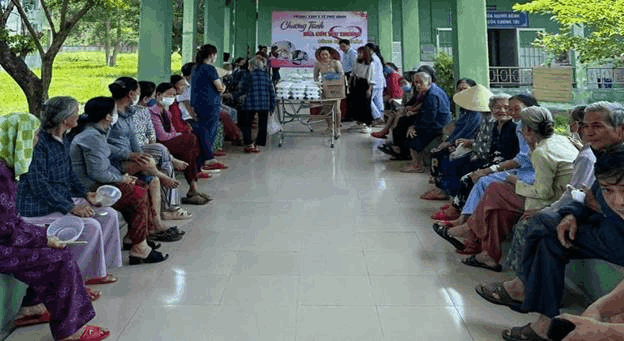 Ấm áp “Bữa cơm yêu thương” tại Trung tâm y tế huyện Phú Ninh