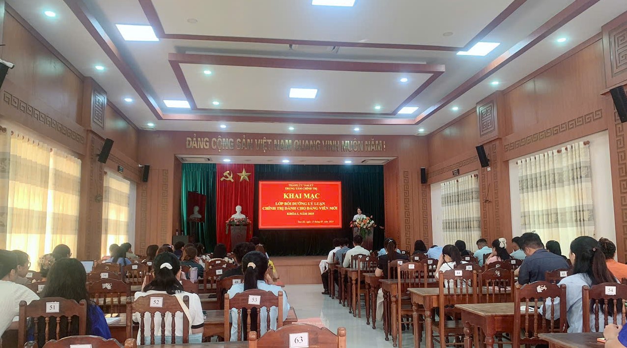 Tam Kỳ khai mạc lớp đảng viên mới khoá I năm 2025.