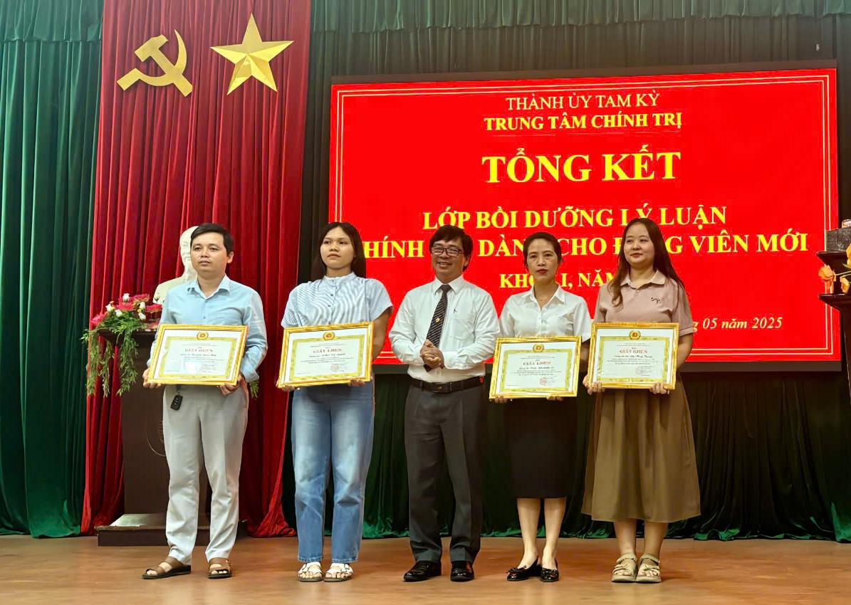 Tam Kỳ bế giảng lớp đảng viên mới khóa I năm 2025